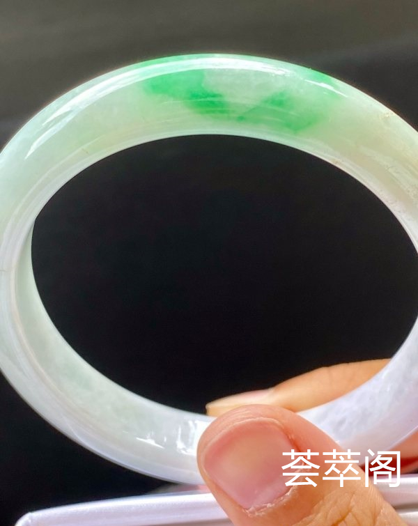 飘阳绿手镯，特惠（不议价）57/11.5/8.1，种水老，色阳，颜色艳丽，颜色好看，冰润，性价比高。T