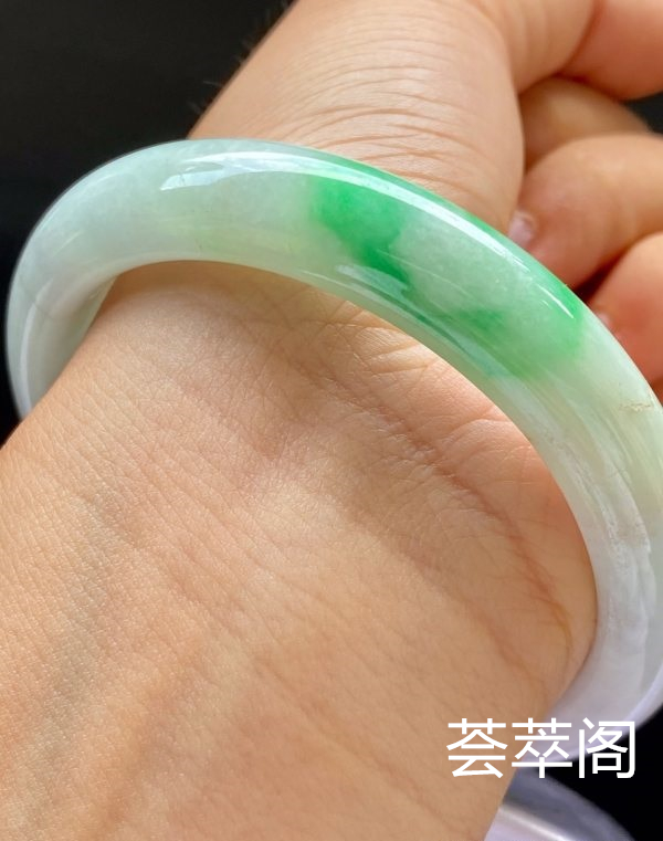 飘阳绿手镯，特惠（不议价）57/11.5/8.1，种水老，色阳，颜色艳丽，颜色好看，冰润，性价比高。T