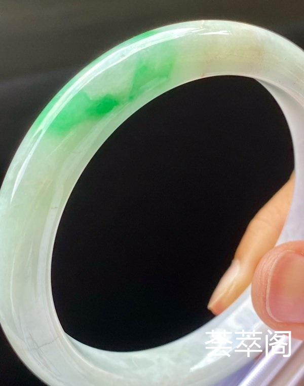 飘阳绿手镯，特惠（不议价）57/11.5/8.1，种水老，色阳，颜色艳丽，颜色好看，冰润，性价比高。T