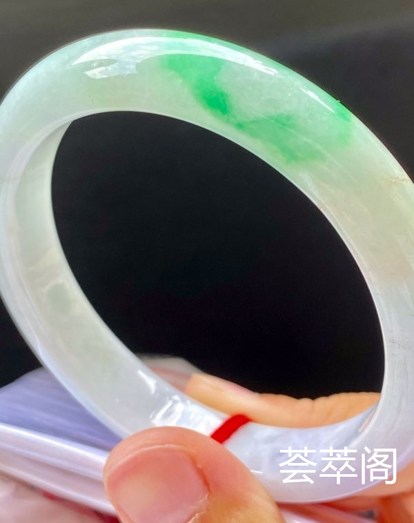 飘阳绿手镯，特惠（不议价）57/11.5/8.1，种水老，色阳，颜色艳丽，颜色好看，冰润，性价比高。T