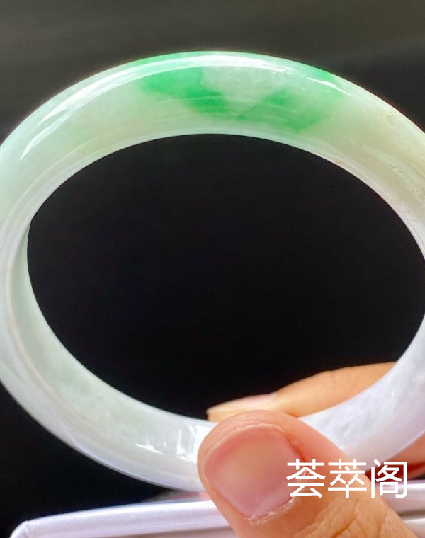 飘阳绿手镯，特惠（不议价）57/11.5/8.1，种水老，色阳，颜色艳丽，颜色好看，冰润，性价比高。T