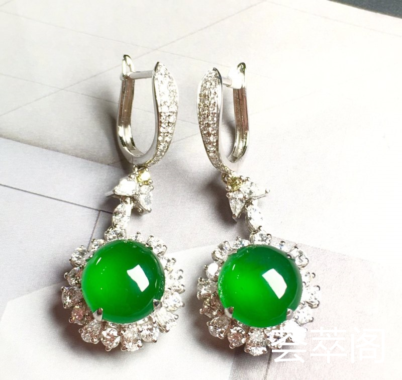 【耳环，冰正阳绿】很冰透，‮润水‬细腻，完美，18k金‮华奢‬钻‮镶石‬嵌☕
