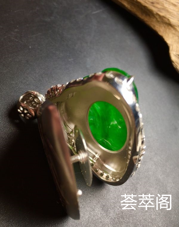 价：【大佛，冰正阳绿】很冰透，‮润水‬细腻，完美，18k金‮华奢‬钻‮镶石‬嵌☕