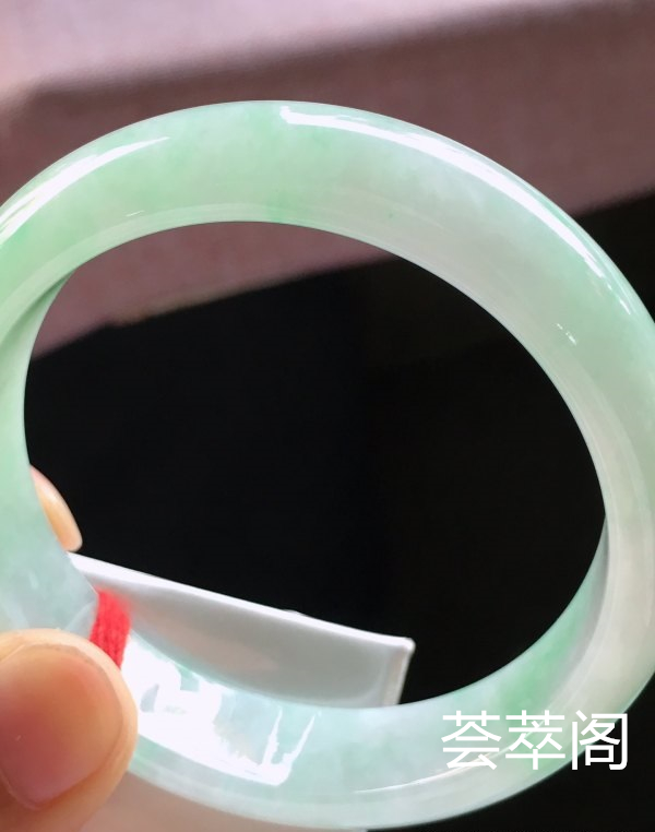 特惠，圈口57，正圈手镯，飘绿花，玉质细腻水润，性价比高，完美，尺寸57-13.8-7.5mm    