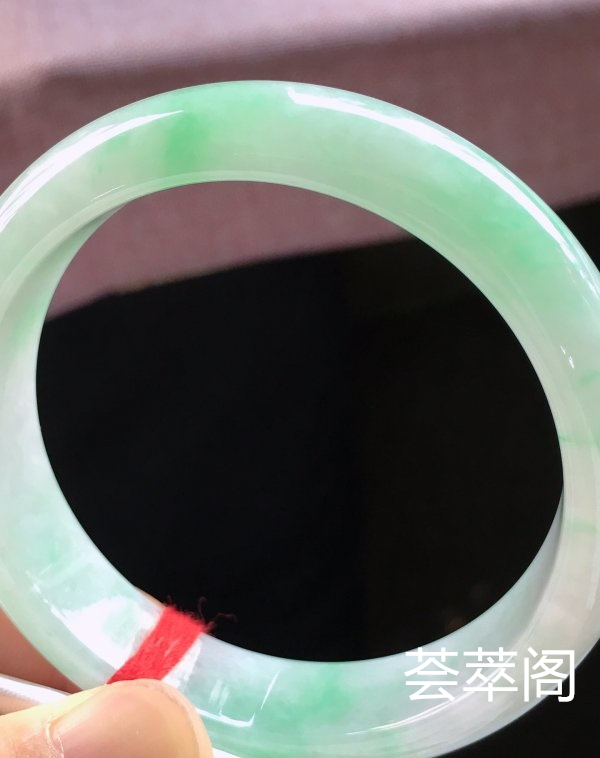 特惠，圈口57，正圈手镯，飘绿花，玉质细腻水润，性价比高，完美，尺寸57-13.8-7.5mm    