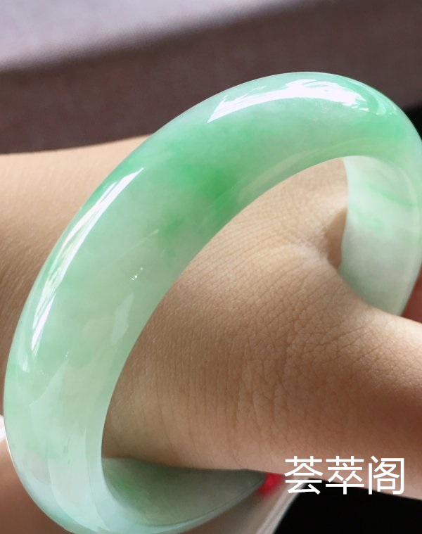 特惠，圈口57，正圈手镯，飘绿花，玉质细腻水润，性价比高，完美，尺寸57-13.8-7.5mm    