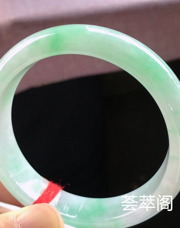 特惠，圈口57，正圈手镯，飘绿花，玉质细腻水润，性价比高，完美，尺寸57-13.8-7.5mm    