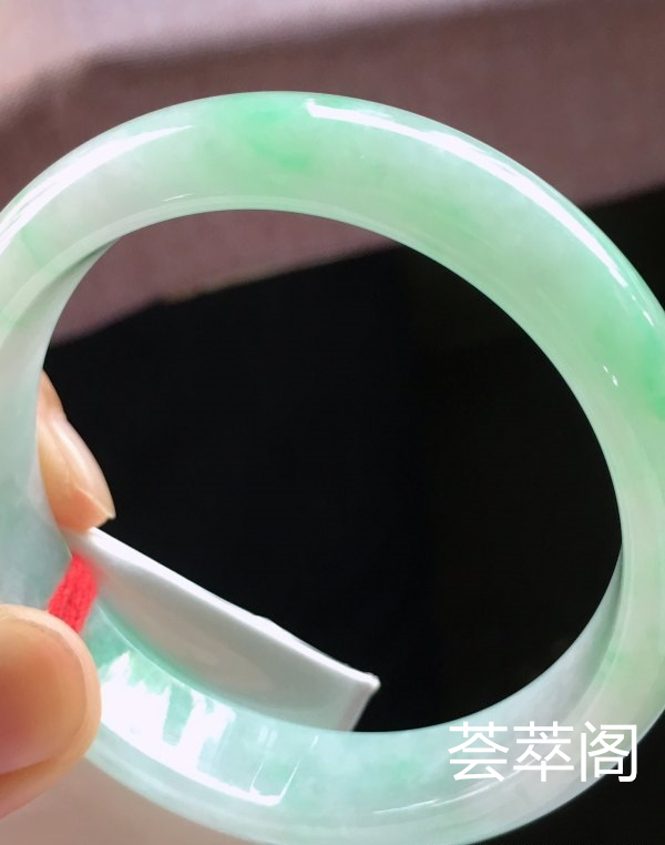 特惠，圈口57，正圈手镯，飘绿花，玉质细腻水润，性价比高，完美，尺寸57-13.8-7.5mm    