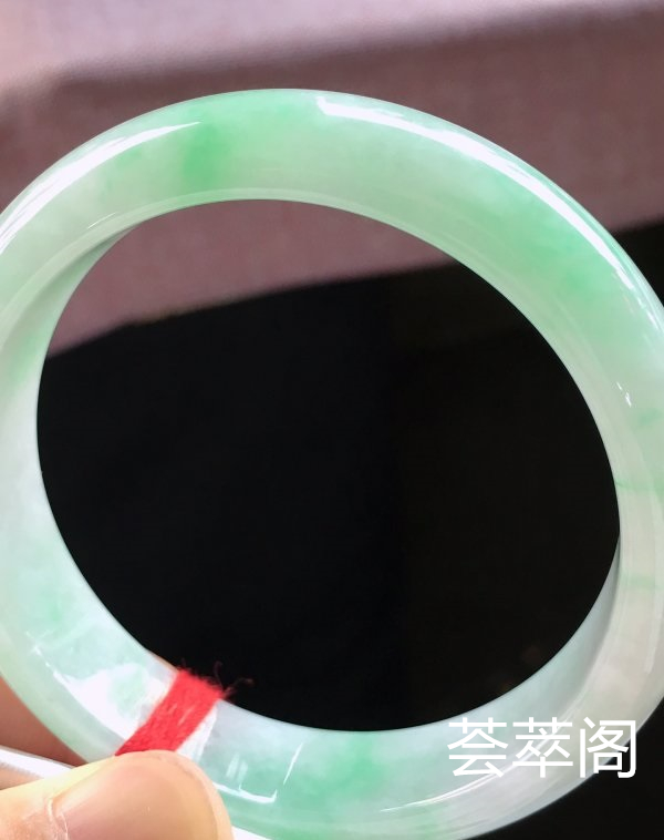 特惠，圈口57，正圈手镯，飘绿花，玉质细腻水润，性价比高，完美，尺寸57-13.8-7.5mm    