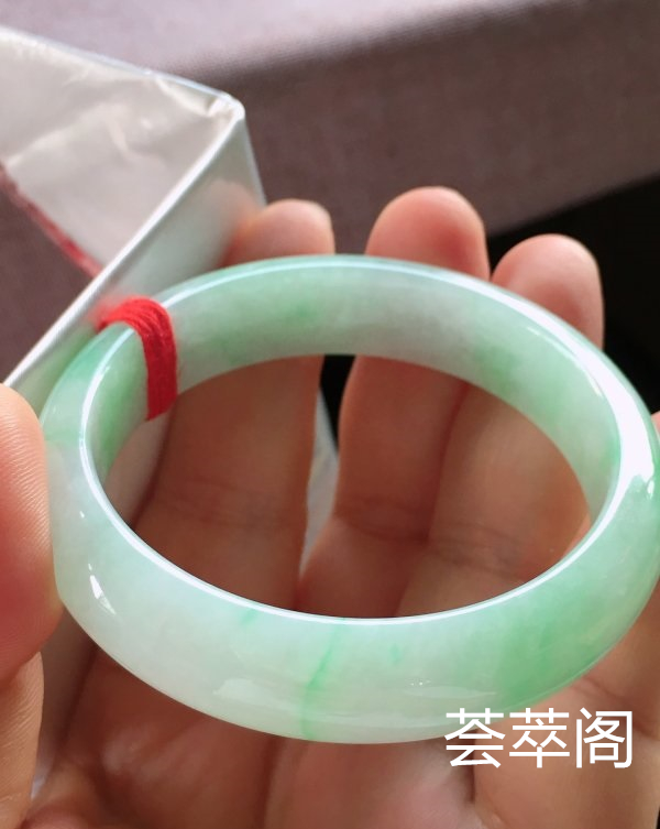 特惠，圈口57，正圈手镯，飘绿花，玉质细腻水润，性价比高，完美，尺寸57-13.8-7.5mm    