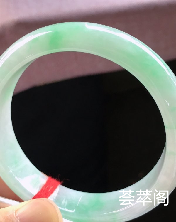 特惠，圈口57，正圈手镯，飘绿花，玉质细腻水润，性价比高，完美，尺寸57-13.8-7.5mm    