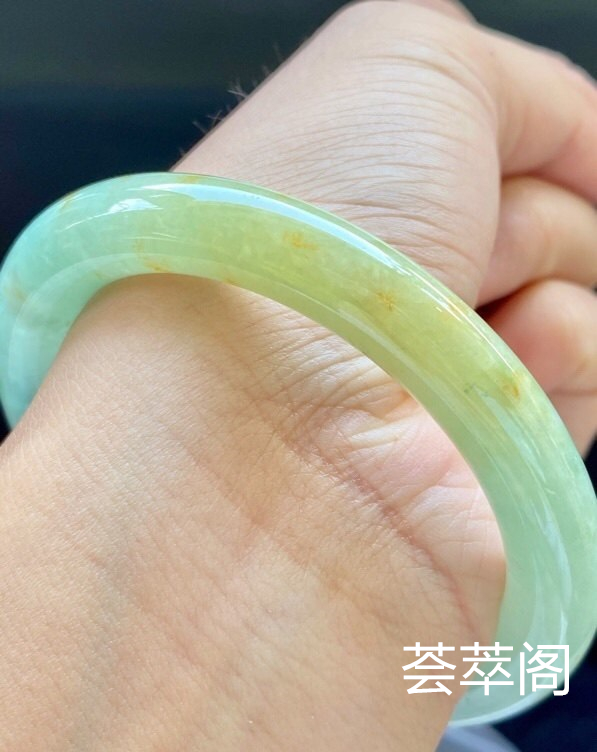 黄翡圆条手镯，特惠（不议价）55/8.8/9.2，完美，种水老，色泽鲜艳，颜色好看，冰润，性价比高。T