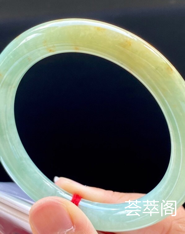 黄翡圆条手镯，特惠（不议价）55/8.8/9.2，完美，种水老，色泽鲜艳，颜色好看，冰润，性价比高。T