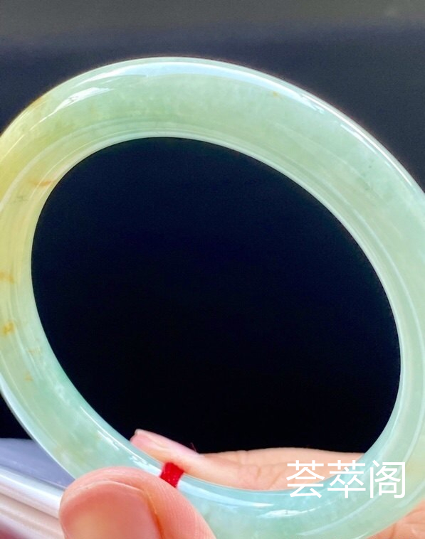 黄翡圆条手镯，特惠（不议价）55/8.8/9.2，完美，种水老，色泽鲜艳，颜色好看，冰润，性价比高。T