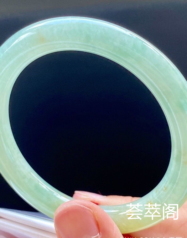 黄翡圆条手镯，特惠（不议价）55/8.8/9.2，完美，种水老，色泽鲜艳，颜色好看，冰润，性价比高。T