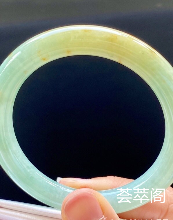 黄翡圆条手镯，特惠（不议价）55/8.8/9.2，完美，种水老，色泽鲜艳，颜色好看，冰润，性价比高。T