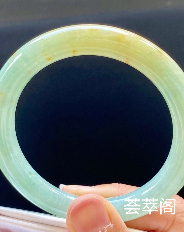 黄翡圆条手镯，特惠（不议价）55/8.8/9.2，完美，种水老，色泽鲜艳，颜色好看，冰润，性价比高。T