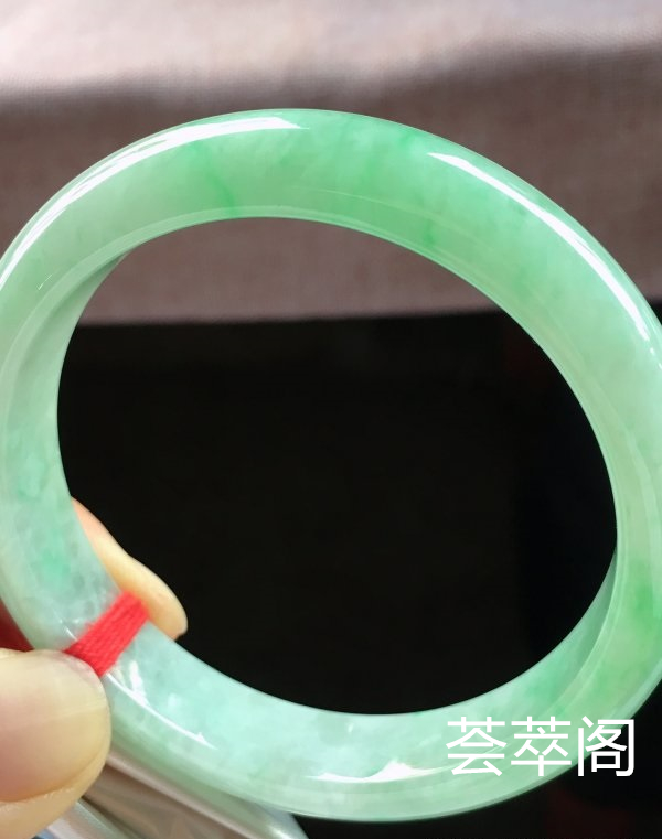 特惠，圈口58，正圈手镯，飘绿花，玉质水润，性价比高，完美，尺寸58-12.4-7.6mm    