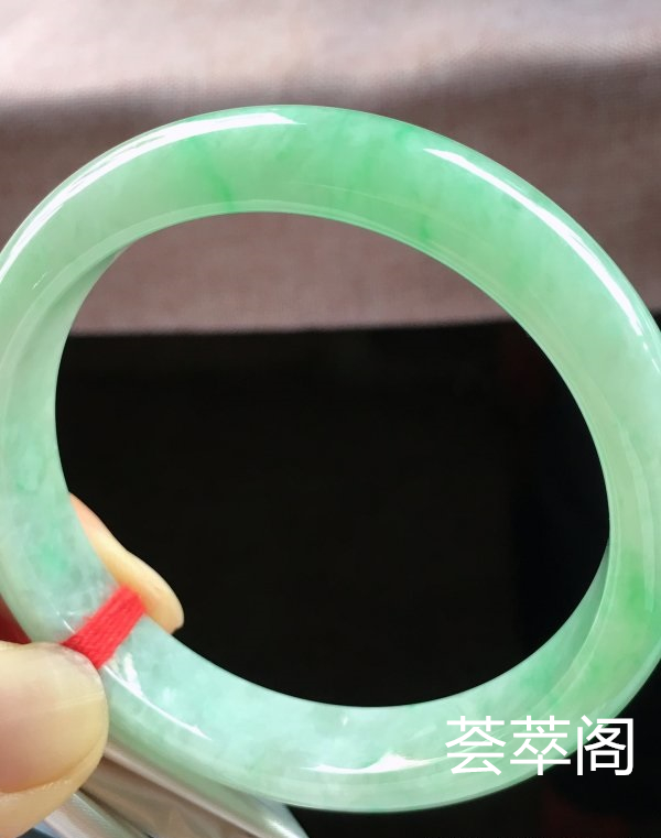 特惠，圈口58，正圈手镯，飘绿花，玉质水润，性价比高，完美，尺寸58-12.4-7.6mm    