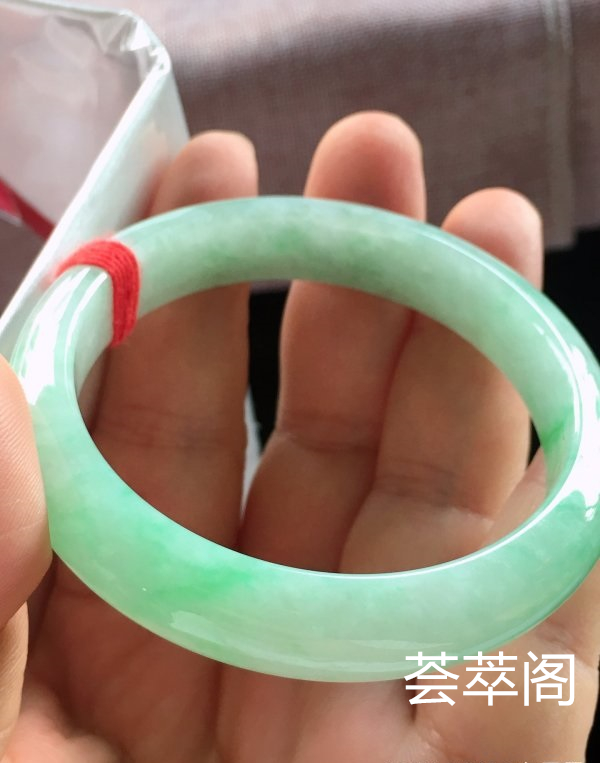 特惠，圈口58，正圈手镯，飘绿花，玉质水润，性价比高，完美，尺寸58-12.4-7.6mm    
