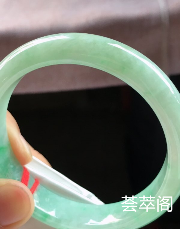特惠，圈口58，正圈手镯，飘绿花，玉质水润，性价比高，完美，尺寸58-12.4-7.6mm    