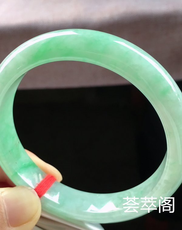 特惠，圈口58，正圈手镯，飘绿花，玉质水润，性价比高，完美，尺寸58-12.4-7.6mm    
