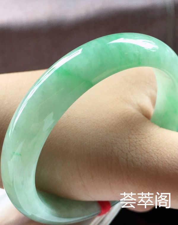 特惠，圈口58，正圈手镯，飘绿花，玉质水润，性价比高，完美，尺寸58-12.4-7.6mm    