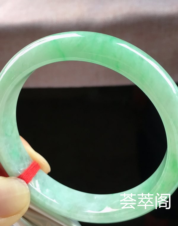 特惠，圈口58，正圈手镯，飘绿花，玉质水润，性价比高，完美，尺寸58-12.4-7.6mm    