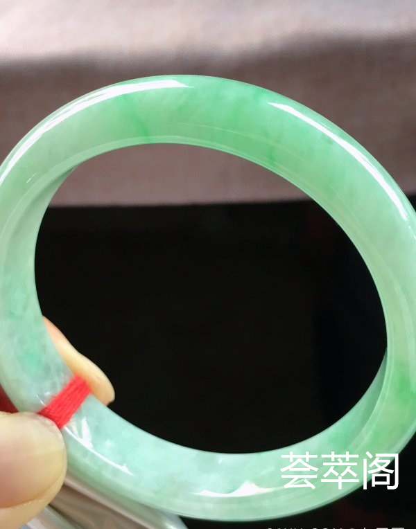 特惠，圈口58，正圈手镯，飘绿花，玉质水润，性价比高，完美，尺寸58-12.4-7.6mm    