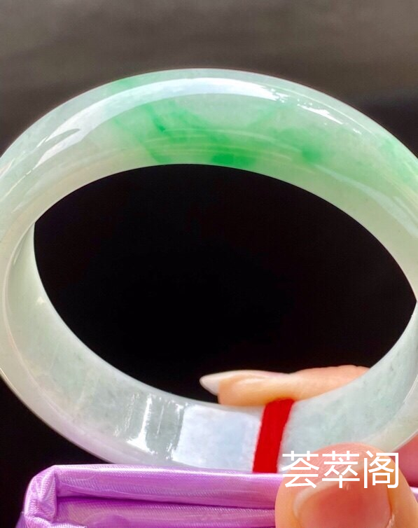 飘阳绿手镯，特惠（不议价）53.3/14.4/7.1，完美，种水老，色阳，颜色好看，版型好，性价比高。T