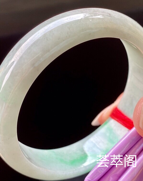 飘阳绿手镯，特惠（不议价）53.3/14.4/7.1，完美，种水老，色阳，颜色好看，版型好，性价比高。T