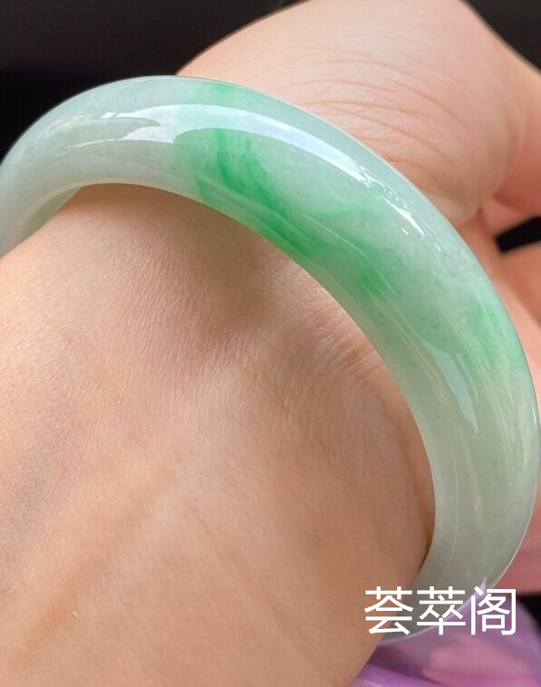 飘阳绿手镯，特惠（不议价）53.3/14.4/7.1，完美，种水老，色阳，颜色好看，版型好，性价比高。T