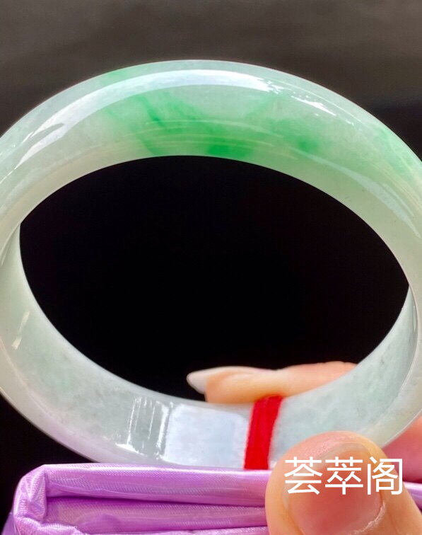 飘阳绿手镯，特惠（不议价）53.3/14.4/7.1，完美，种水老，色阳，颜色好看，版型好，性价比高。T