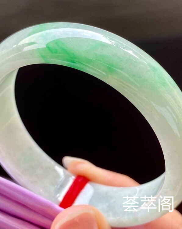 飘阳绿手镯，特惠（不议价）53.3/14.4/7.1，完美，种水老，色阳，颜色好看，版型好，性价比高。T
