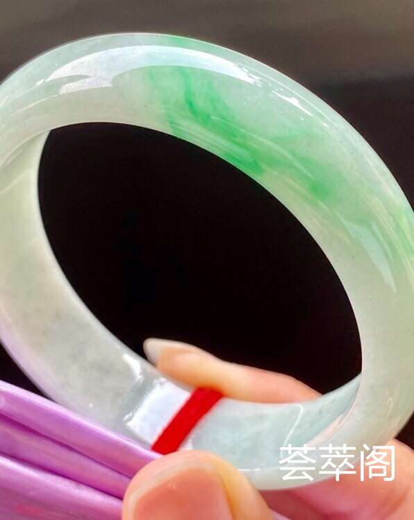 飘阳绿手镯，特惠（不议价）53.3/14.4/7.1，完美，种水老，色阳，颜色好看，版型好，性价比高。T