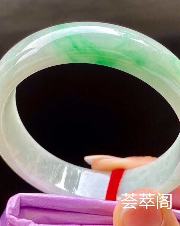 飘阳绿手镯，特惠（不议价）53.3/14.4/7.1，完美，种水老，色阳，颜色好看，版型好，性价比高。T