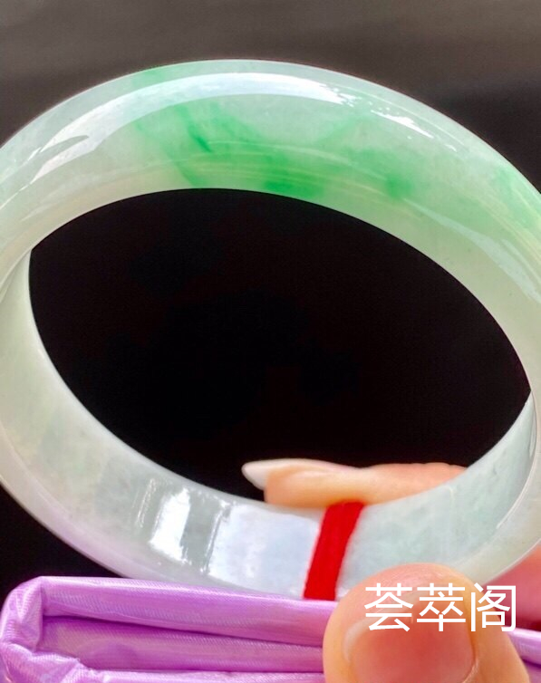 飘阳绿手镯，特惠（不议价）53.3/14.4/7.1，完美，种水老，色阳，颜色好看，版型好，性价比高。T