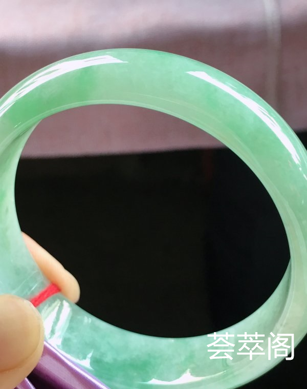特惠，圈口59，正圈手镯，宽版，飘绿，玉质细腻水润，性价比高，完美，尺寸59-16.6-7.1mm    