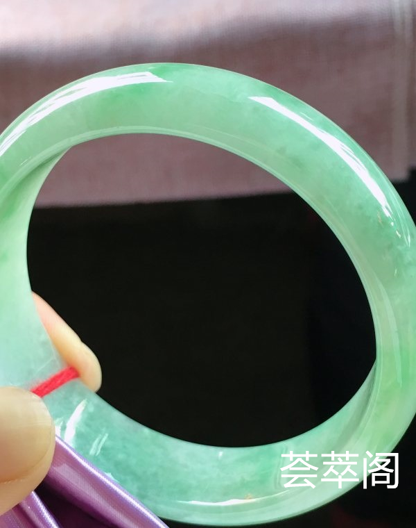 特惠，圈口59，正圈手镯，宽版，飘绿，玉质细腻水润，性价比高，完美，尺寸59-16.6-7.1mm    