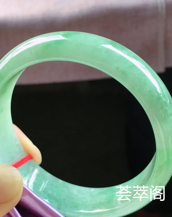 特惠，圈口59，正圈手镯，宽版，飘绿，玉质细腻水润，性价比高，完美，尺寸59-16.6-7.1mm    