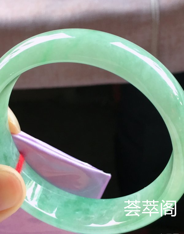 特惠，圈口59，正圈手镯，宽版，飘绿，玉质细腻水润，性价比高，完美，尺寸59-16.6-7.1mm    