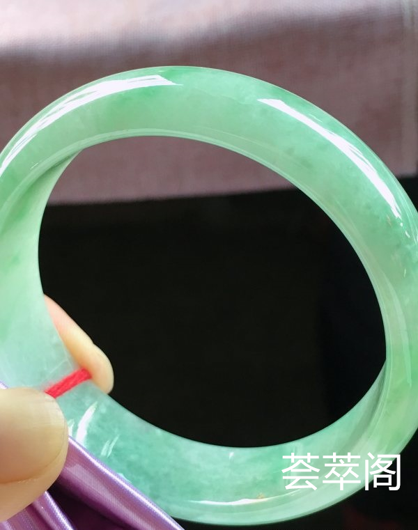 特惠，圈口59，正圈手镯，宽版，飘绿，玉质细腻水润，性价比高，完美，尺寸59-16.6-7.1mm    