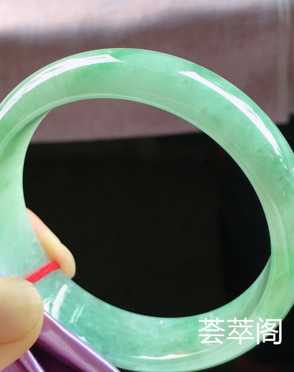 特惠，圈口59，正圈手镯，宽版，飘绿，玉质细腻水润，性价比高，完美，尺寸59-16.6-7.1mm    