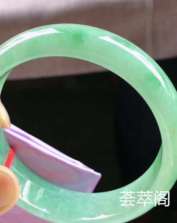 特惠，圈口59，正圈手镯，宽版，飘绿，玉质细腻水润，性价比高，完美，尺寸59-16.6-7.1mm    