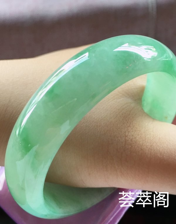 特惠，圈口59，正圈手镯，宽版，飘绿，玉质细腻水润，性价比高，完美，尺寸59-16.6-7.1mm    