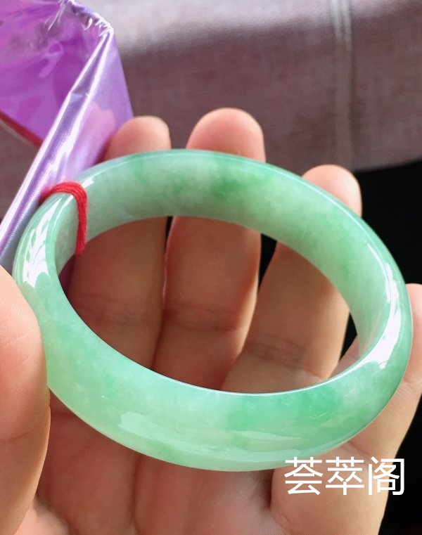 特惠，圈口59，正圈手镯，宽版，飘绿，玉质细腻水润，性价比高，完美，尺寸59-16.6-7.1mm    