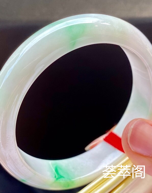 春彩手镯，特惠（不议价）56/14/7.3，完美，种水老，色阳，颜色艳丽，冰润清爽，性价比高。T