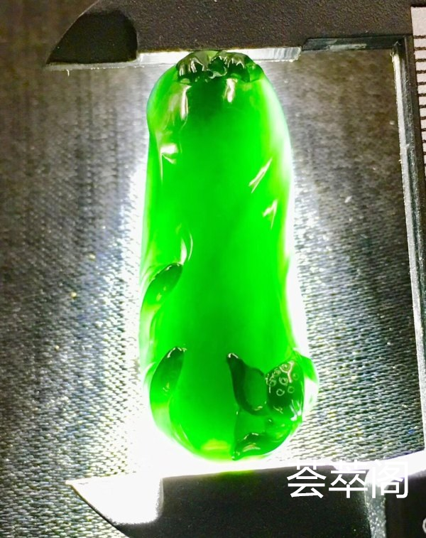 顶级料子：【墨翠连年有余*力争上游】玻璃种！  老坑高冰   极品墨翠   蛋面品质雕刻而成   黑度种水都是极品中上上品       冰透无比   种老起胶     品质极高   性价比超高 （翡翠中最神秘的