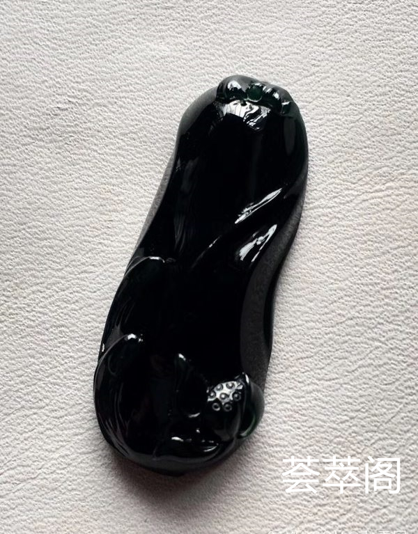 顶级料子：【墨翠连年有余*力争上游】玻璃种！  老坑高冰   极品墨翠   蛋面品质雕刻而成   黑度种水都是极品中上上品       冰透无比   种老起胶     品质极高   性价比超高 （翡翠中最神秘的