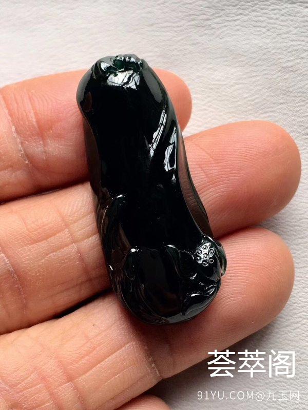 顶级料子：【墨翠连年有余*力争上游】玻璃种！  老坑高冰   极品墨翠   蛋面品质雕刻而成   黑度种水都是极品中上上品       冰透无比   种老起胶     品质极高   性价比超高 （翡翠中最神秘的